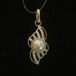 Pendant Set In Ad with Pearl