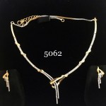 STYLISH GOLDEN CURVE AROUND AD NECKLACE SET