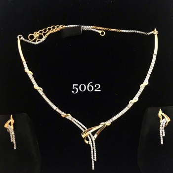 STYLISH GOLDEN CURVE AROUND AD NECKLACE SET