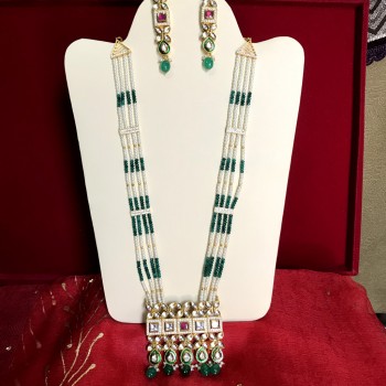 WEDDING WEAR KUNDAN CHOKER NECKLACE PENDANT SET WITH LONG BEADS OF PEARLS AND EMERALD