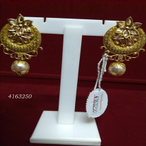 BEAUTIFUL GOLDEN BALI IN KUNDAN EARRING WITH PEARLS BEAUTIFUL GOLDEN BALI IN KUNDAN EARRING WITH PEARLS